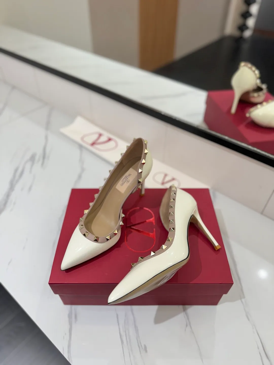 👟👟Ex-factory price 580👟👟 Valentino/Valentino rivet VT classic shoes, top replica! The side curves are perfect, the original molded custom-made rust-free rivets, and the textured hardware bring out a full sense of high-end, giving you a genuine foot feel! The first choice for high-end customers❤️ [Material] Upper: Original imported custom patent leather Lining: Original imported goatskin Outsole: Imported pearlescent leather outsole Heel height: 6.5CM Code number: 35-39 [34, 40, 41, 42 custom-made are not returnable]